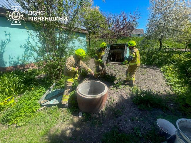 Тіло літнього чоловіка дістали з колодязя в Рівненському районі (ВІДЕО)