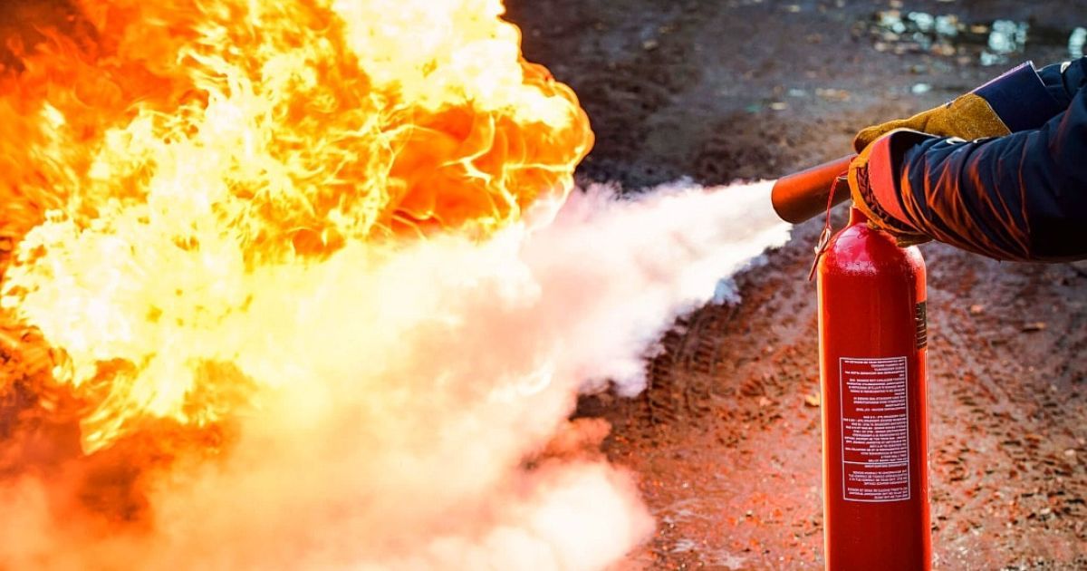 У Києві загорівся тролейбус просто під час руху: з’явилося відео