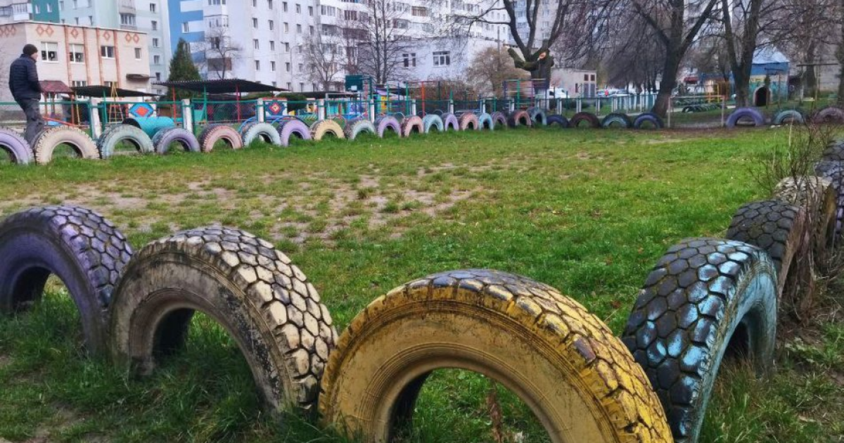 У Луцьку демонтують автомобільні шини у дворах багатоповерхівок