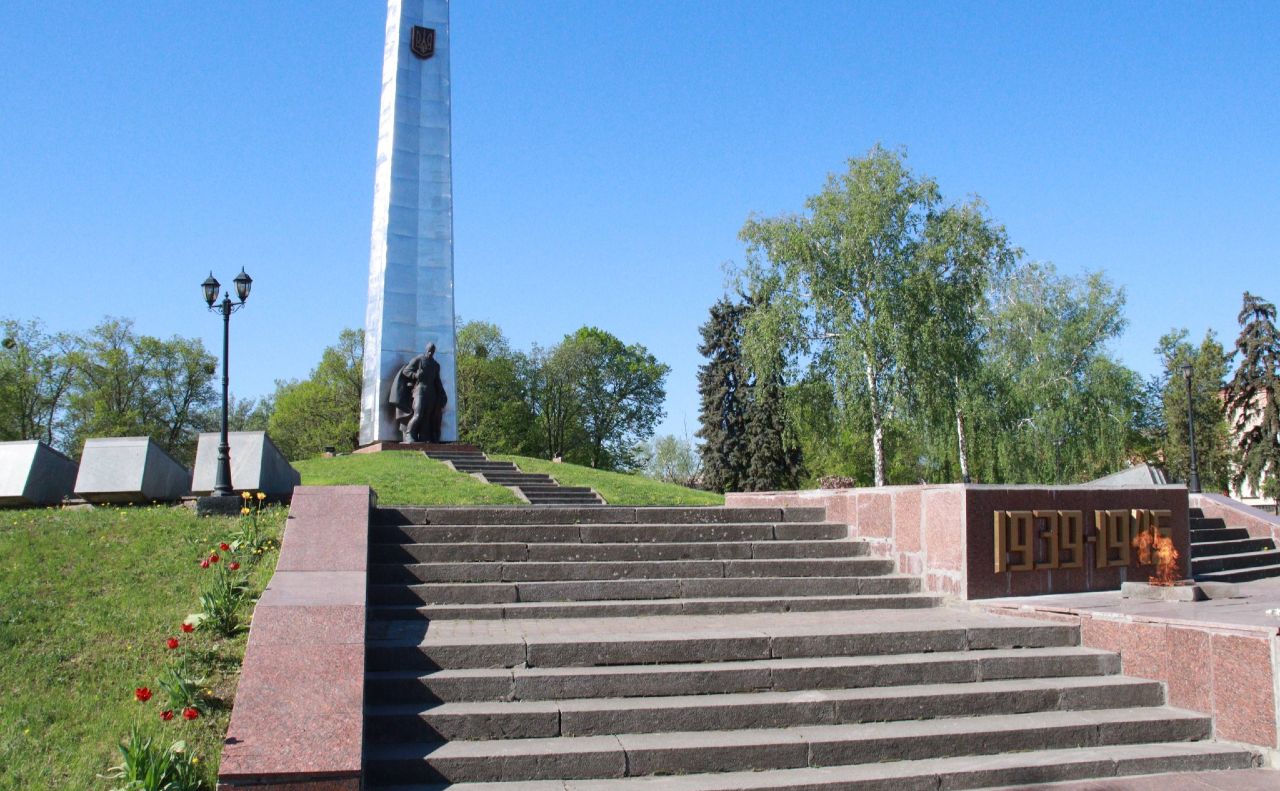 У Решетилівці на монументі Слави оновили роки Другої світової війни
