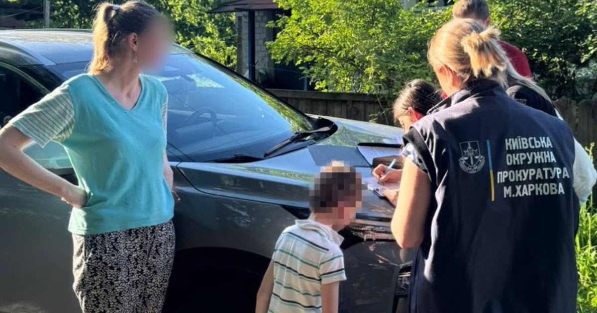 У Харкові жінка жорстоко побила сина на очах у людей: …