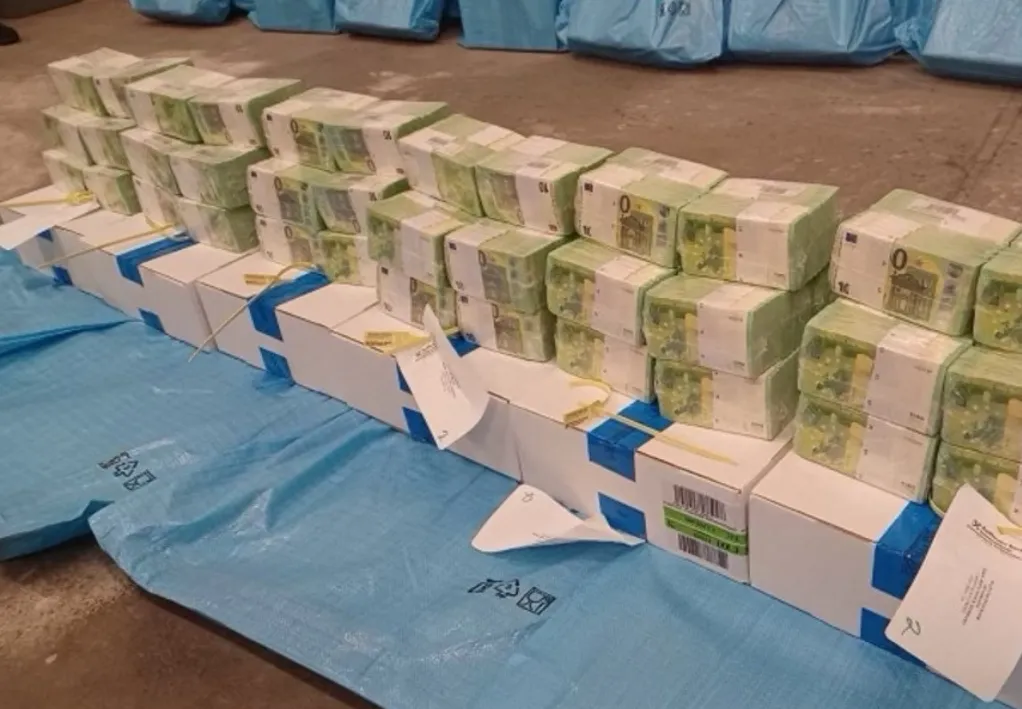 Угорщина повернула Україні кошти та цінності Ощадбанку, затримані навесні — …