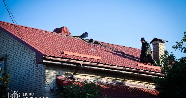 Удар БпЛА по Харкову: ворожий дрон влучив у приватний будинок
