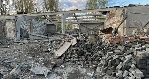 Ворог вдарив по Сумах КАБом: пошкоджені склади та багатоповерхівка