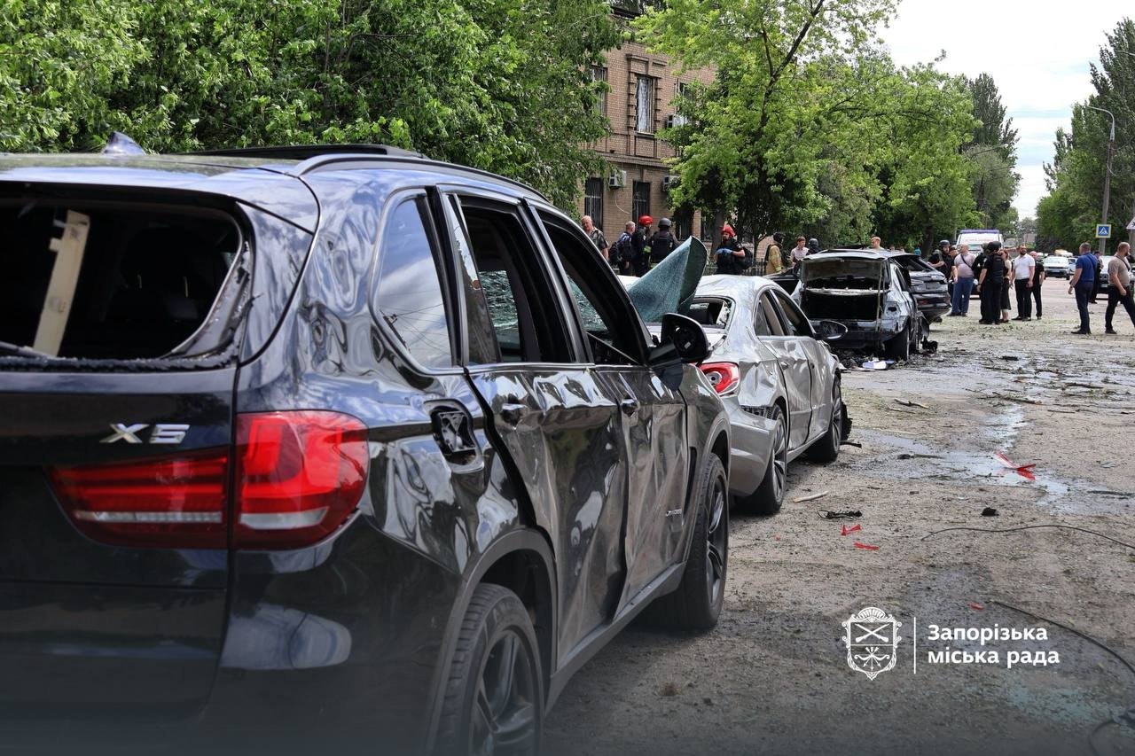 Удар по Запоріжжю: горіли автівки, постраждали люди
