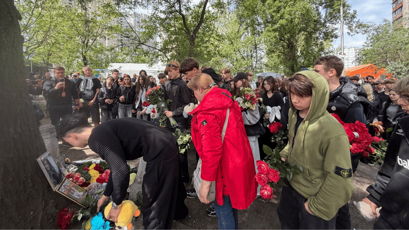 Удар по Києву: десятки дітей прийшли з квітами до зруйнованого …