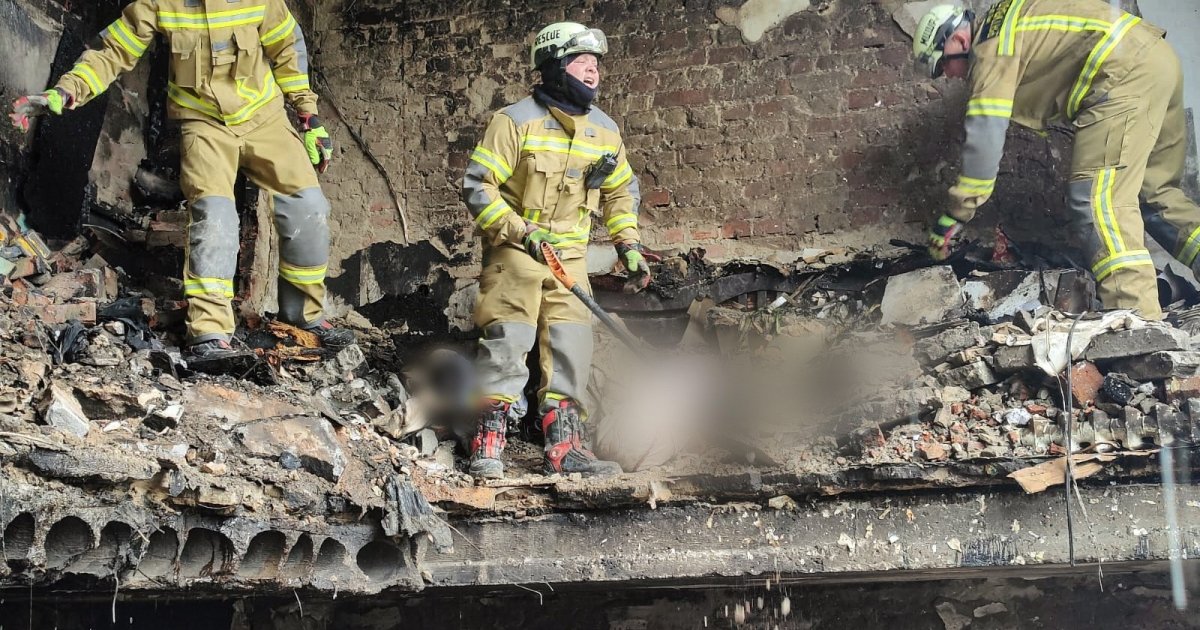 Удар по Конотопу: З-під завалів дістали тіло жінки (ФОТО)