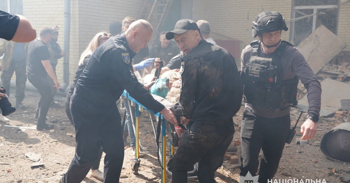 Удар по дитсадку в Сумах: Щонайменше двоє постраждалих, тривають рятувальні …