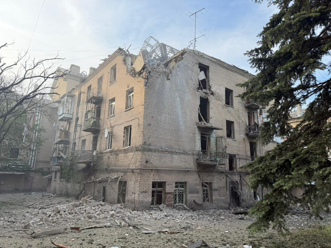Росія скинула авіабомбу на багатоповерхівку в Дружківці