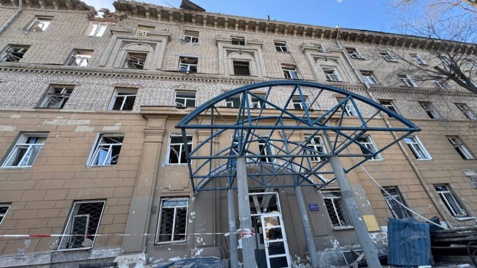Удар по житловому кварталу — у Дніпрі пошкоджено гуртожиток, є …