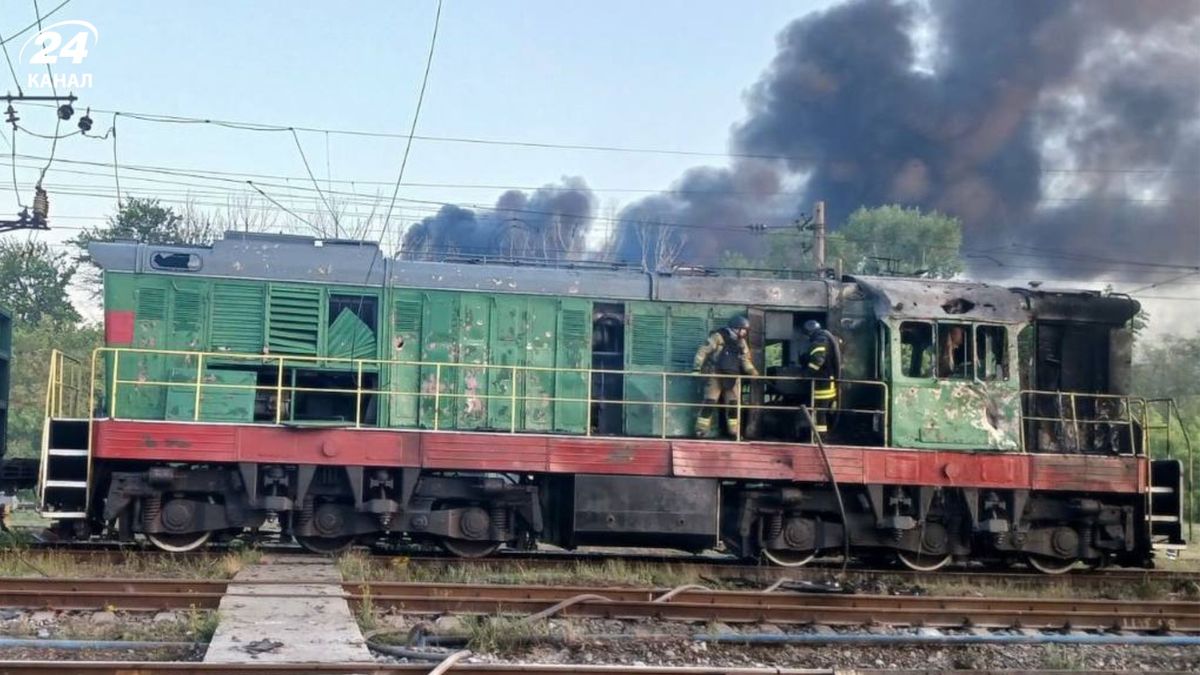 Удар по залізниці на Дніпропетровщині: постраждав машиніст, пошкоджені локомотиви