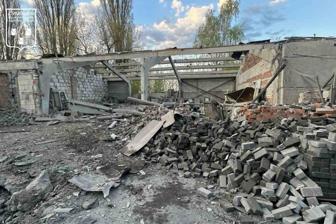 Удар по околицях Сум: горіли склади, пошкоджені авто і багатоповерхівка