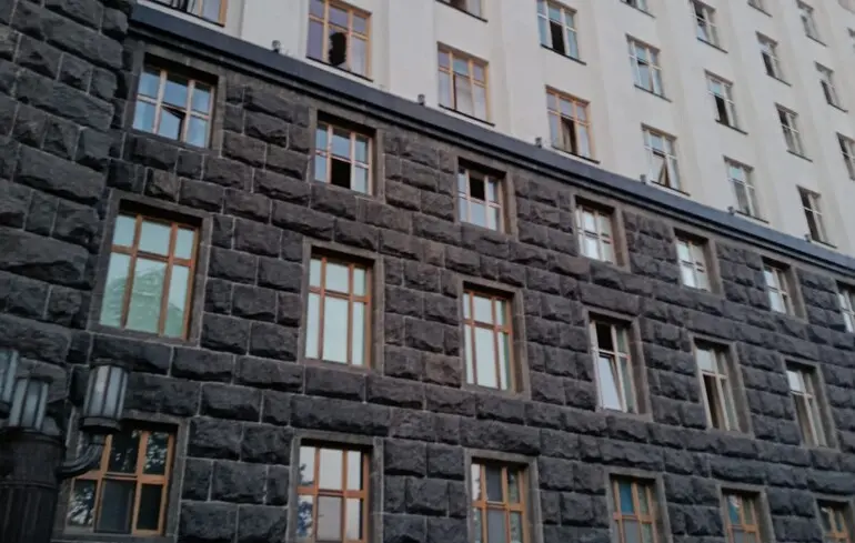 Удар росіян по Києву: пошкоджено будівлю Кабінету Міністрів