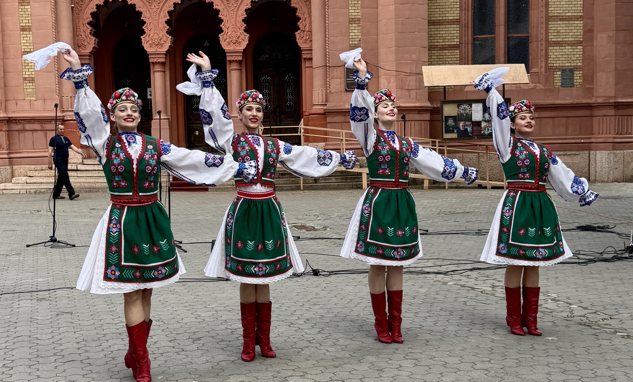 Ужгород відзначив День вишиванки концертом просто неба біля Закарпатської обласної …