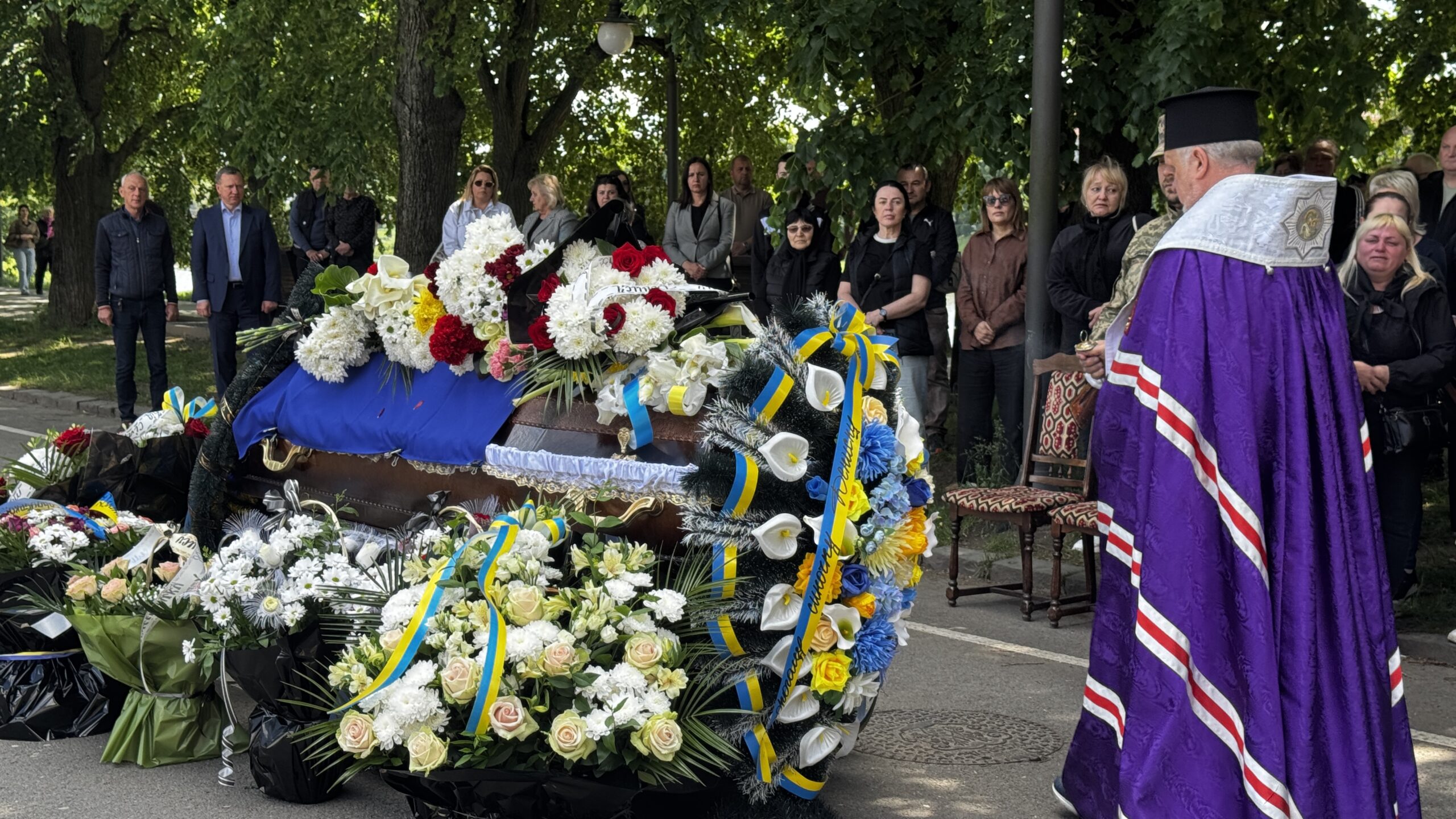 Ужгород провів в останню путь воїна Дениса Дзюіна