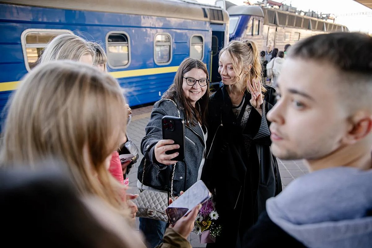 Українська співачка Leleka вирушила на Євробачення потягом