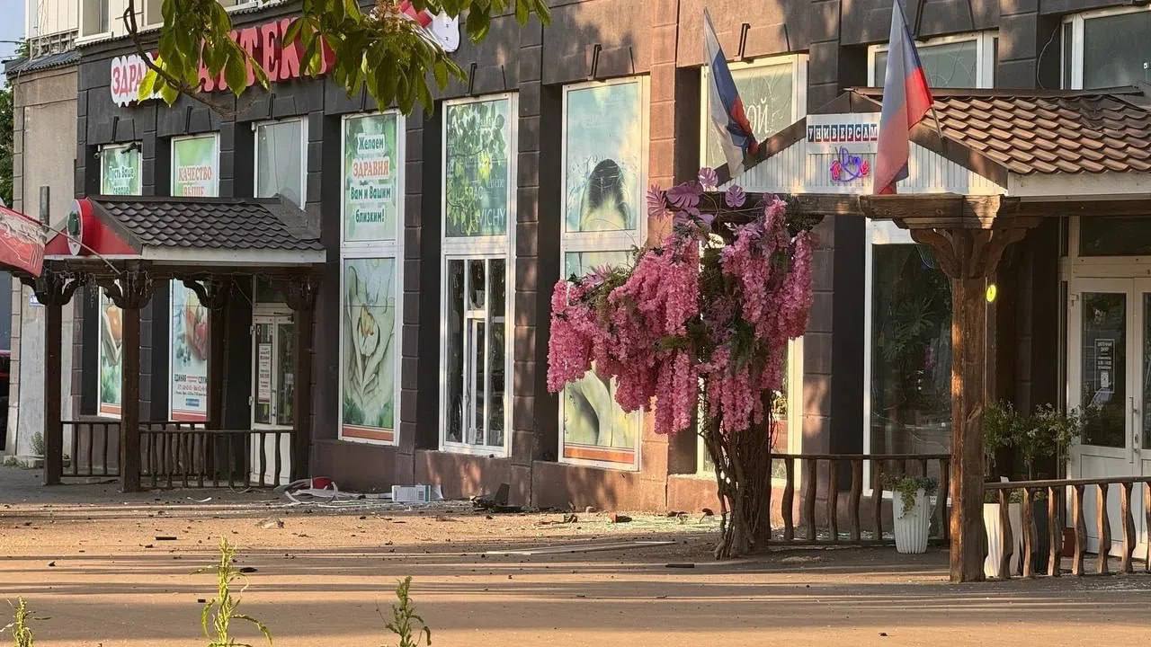 Український дрон пролетів поряд з будівлею "уряду ЛНР" в окупованому …