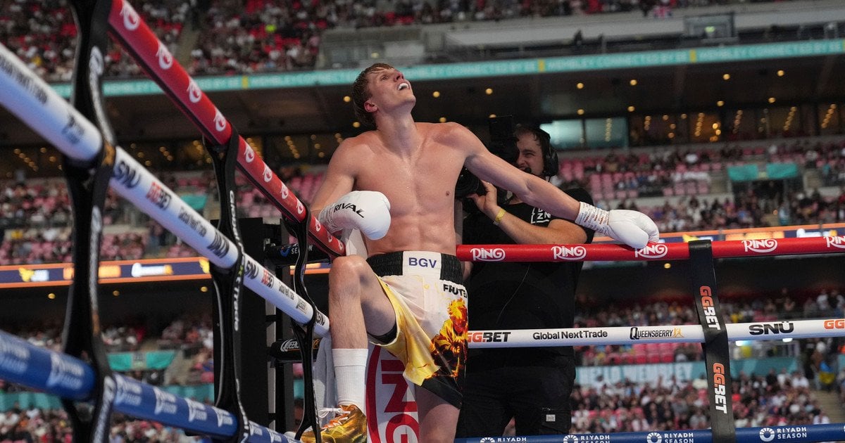 Український чемпіон Лапін сенсаційно програв нокаутом в андеркарді бою Усик …