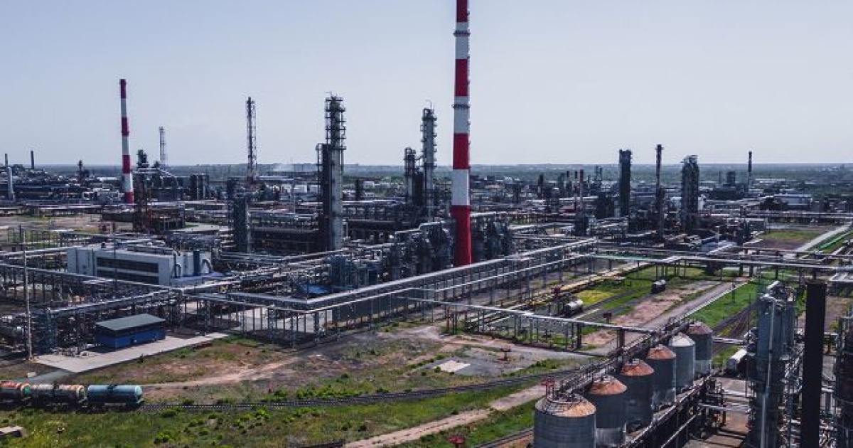 Українські війська вдарили по НПЗ в російському Орську та вертольотах …