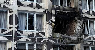 Уламки дрона впали на багатоповерхівку в Києві: мешканці самотужки ліквідували …