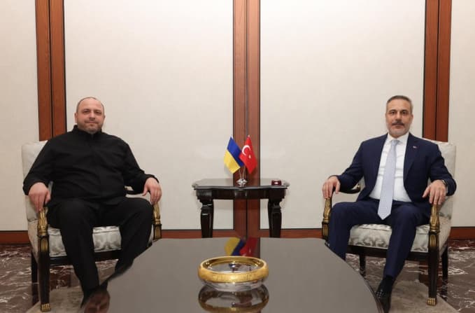 Умєров зустрівся з главою МЗС Туреччини в Анкарі