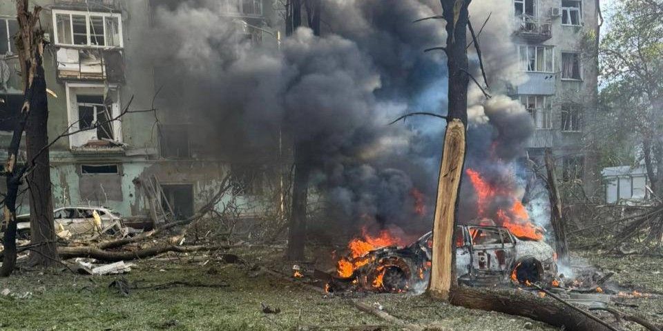 Унаслідок вечірніх авіаударів по середмістю Краматорська поранено 12 цивільних, зокрема …