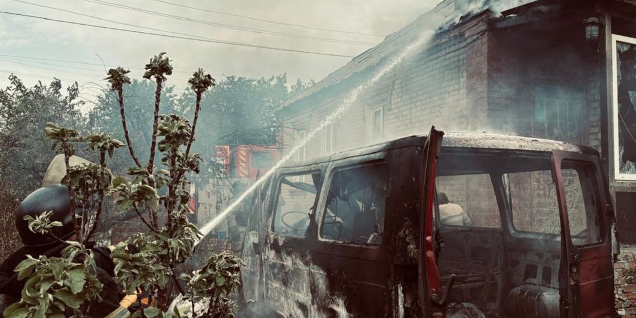 Унаслідок дронового удару в Слов'янську горіли будинок й автівка (фото, …