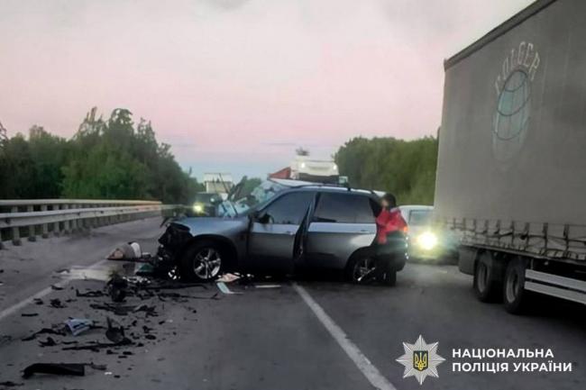 Унаслідок зіткнення з вантажівкою на Рівненщині загинули водій та пасажир …