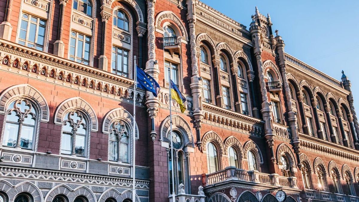 Унаслідок російської атаки постраждала архітектурна перлина Києва – будівля НБУ