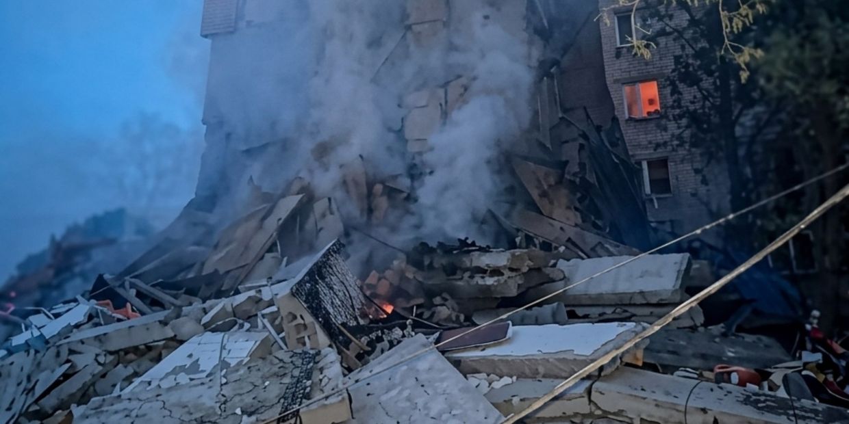 Унаслідок удару по Миколаївці під завалами багатоповерхівки можуть бути люди …
