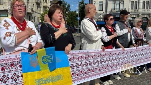 Унікальний 50-метровий рушник пронесли центром Харкова до Дня вишиванки
