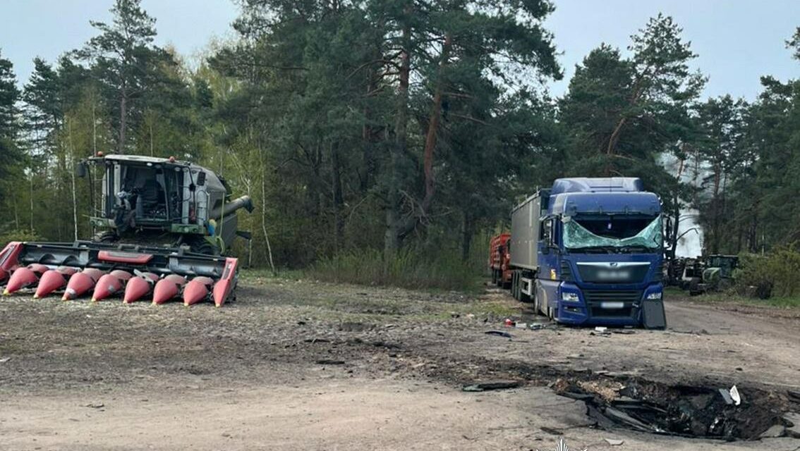 Уражено вантажівки, сільгосптехніку та будівлі: ворог атакував громаду на Чернігівщині …