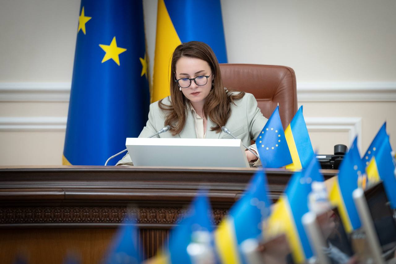 Кабмін оновив правила виїзду за кордон для депутаток та держслужбовиць
