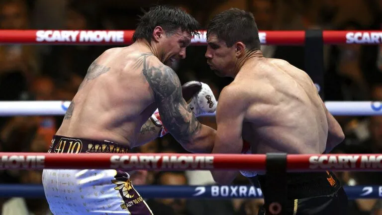 Усик нокаутував Верховена та захистив пояс WBC