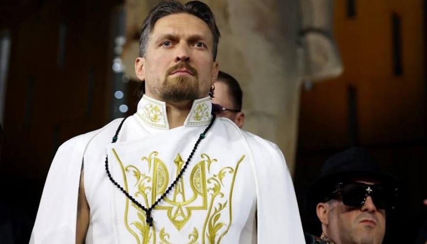 Усик прибув на арену в Єгипті на мегафайт із Верховеном. …