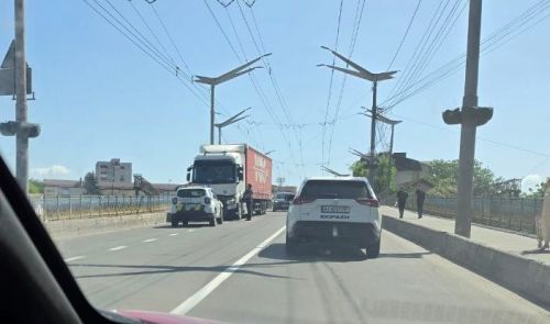 Утворився затор: на мості біля політехнічного у Тернополі патрульні зупинили …