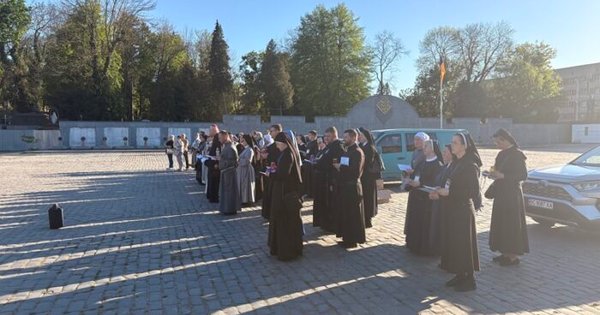 Учасники Асамблеї Вищих настоятелів вшанували полеглих воїнів на Личаківському цвинтарі …