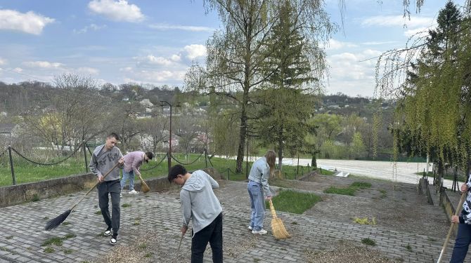 Учні Долинянської гімназії прибрали село і впорядкували могилу Невідомого солдата
