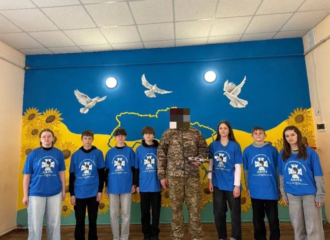 Учні Здвижівської гімназії №14 передали FPV-дрон українським військовим.
