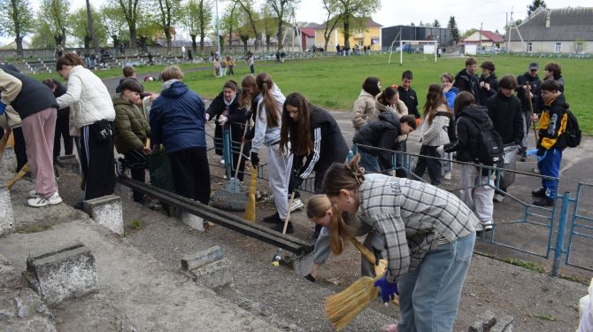 Учні Сокирянського ліцею прибрали центральний стадіон міста