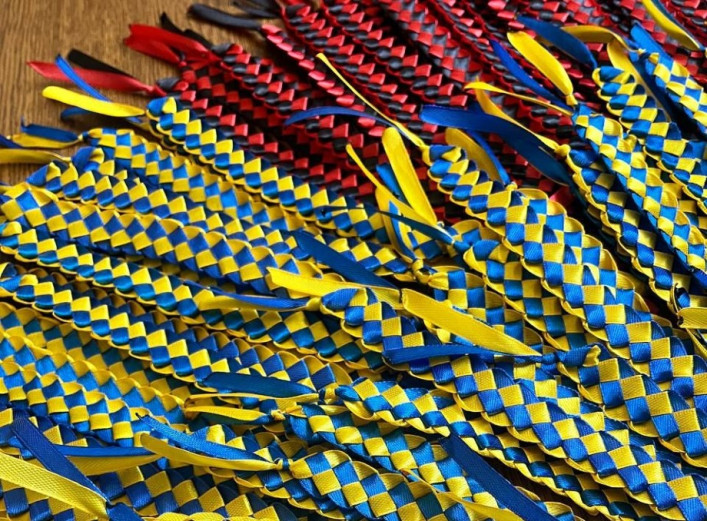 Учні ліцею «БезМеж» у Славутичі створили браслети для захисників, які …