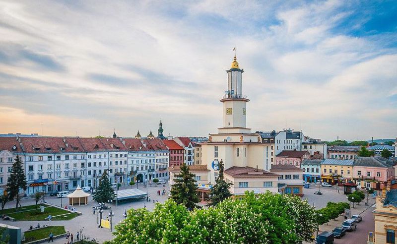 У Івано-Франківську на перехресті вулиць Целевича та Галицької зіткнулися чотири …