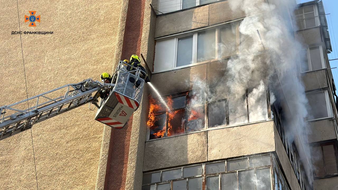 У Івано-Франківську під час пожежі у висотці врятували п’ятьох осіб