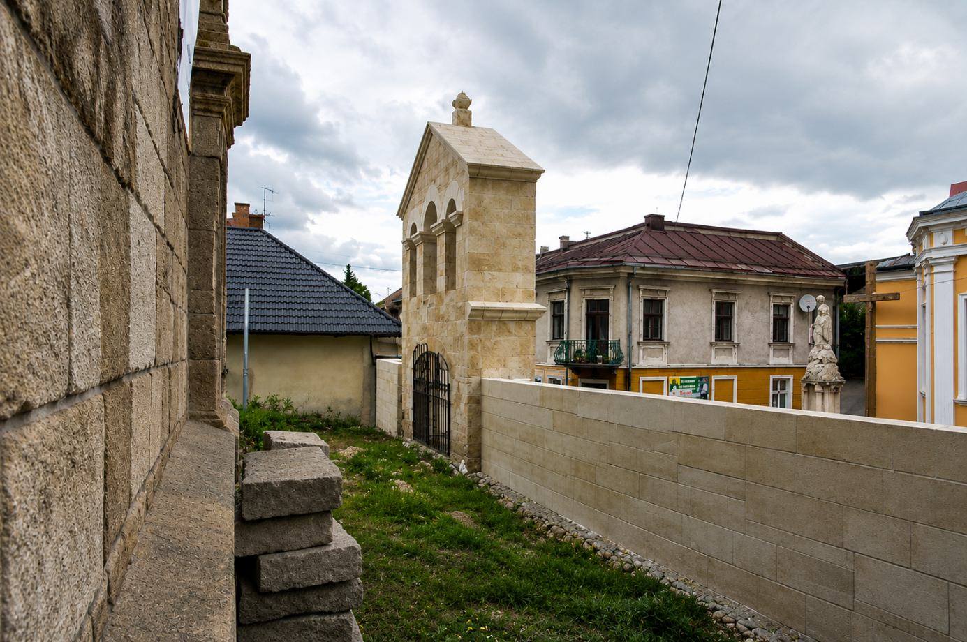 У Бережанах оновили територію навколо унікальної Вірменської церкви