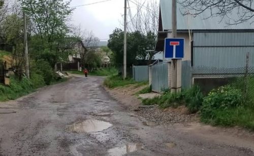 У Бережанах через аварійний стан дороги обмежили рух на вул. …