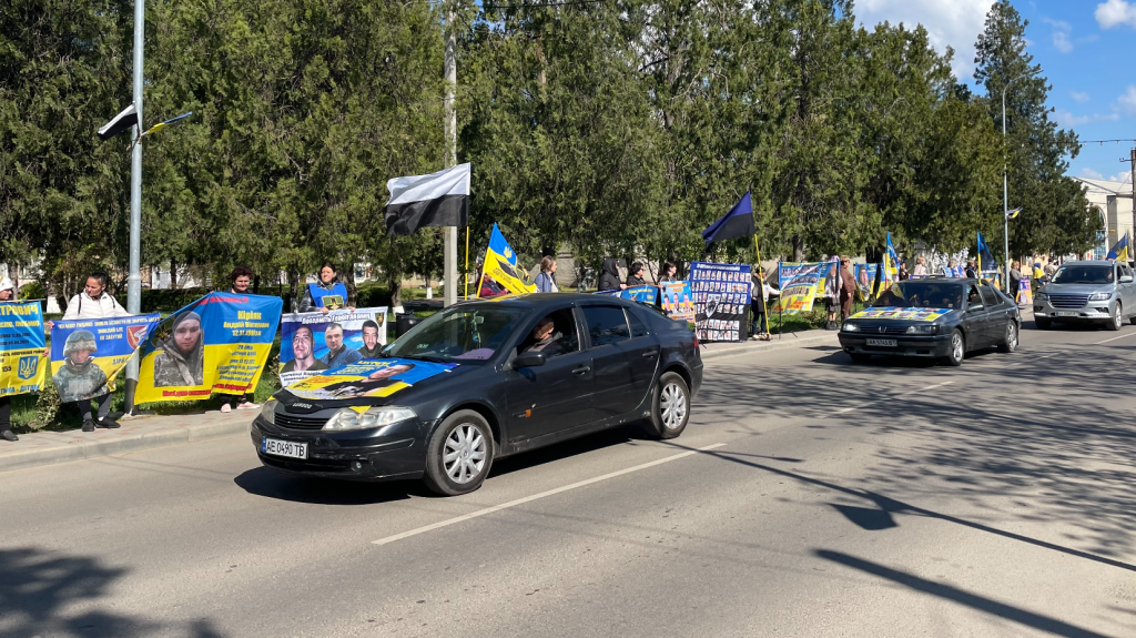 У Березівці на Одещині сім’ї військових влаштували автопробіг та акцію …