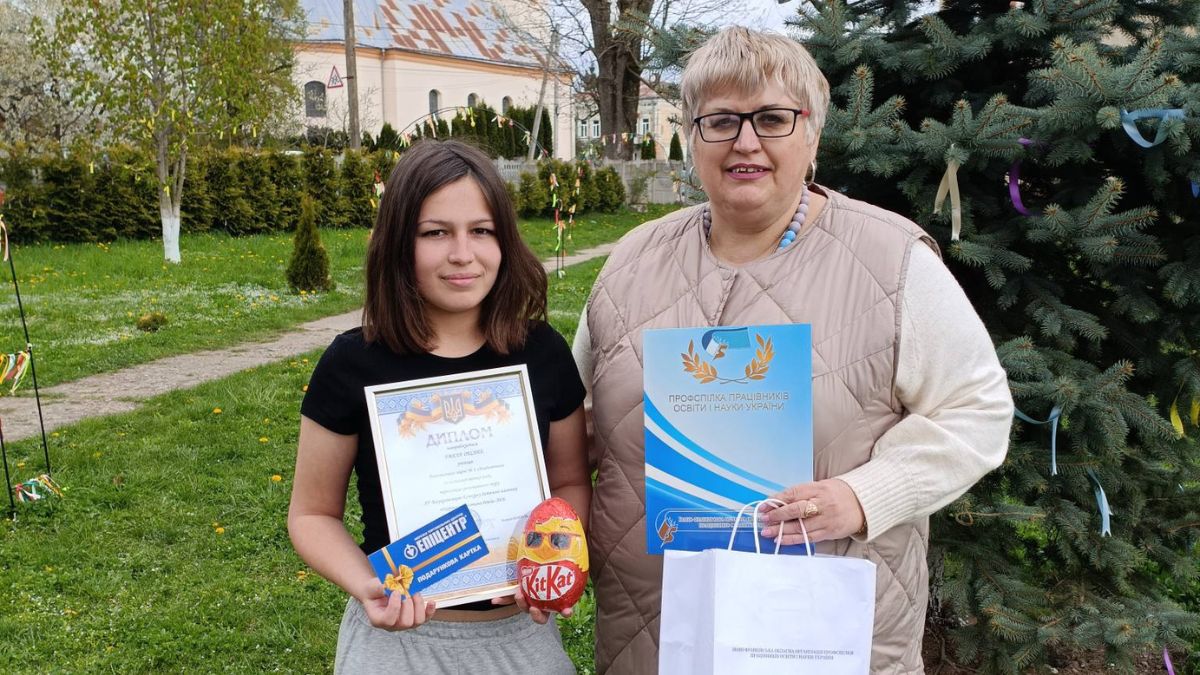 У Болехові нагородили ученицю та вчительку за перемогу в конкурсі