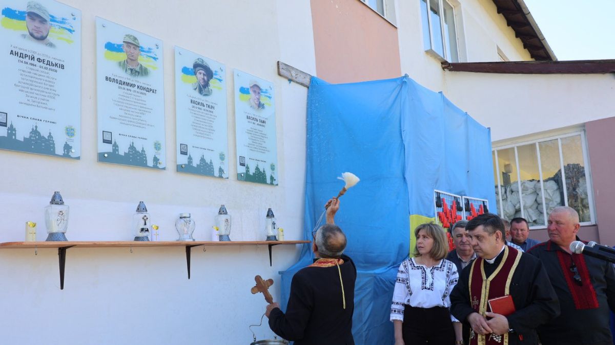 У Болехівській громаді на фасаді Поляницького ліцею відкрили меморіальну дошку …