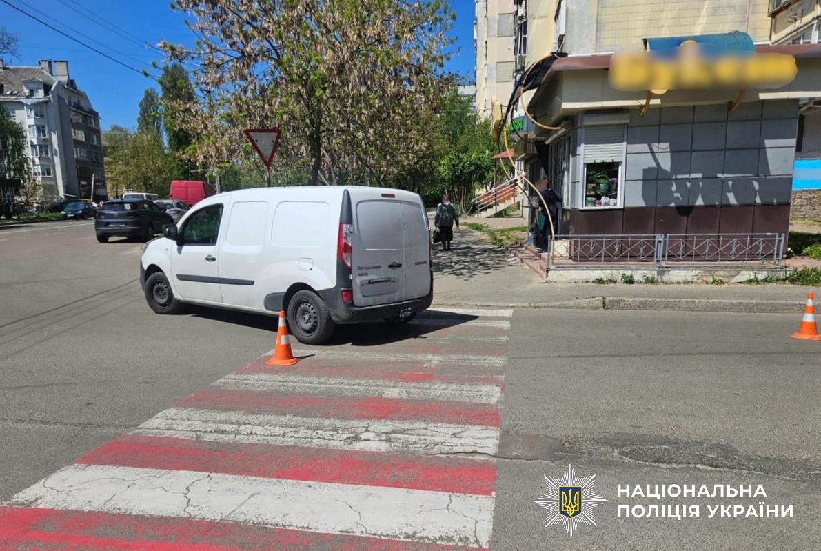 У Броварах Renault Kangoo на тротуарі збив літню жінку, яка …