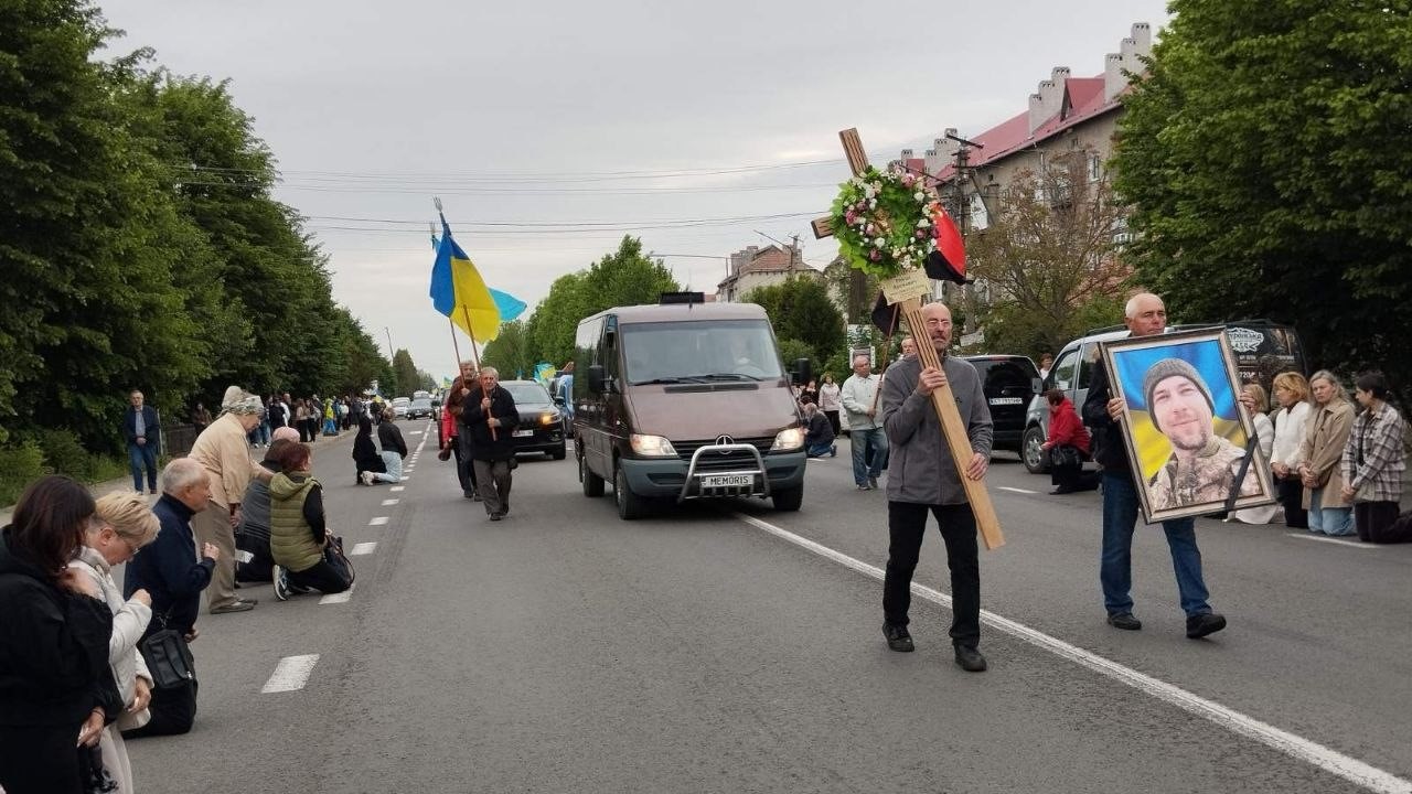 У Брошнів-Осаді навколішки зустріли полеглого Захисника України — Романа Яремовича …